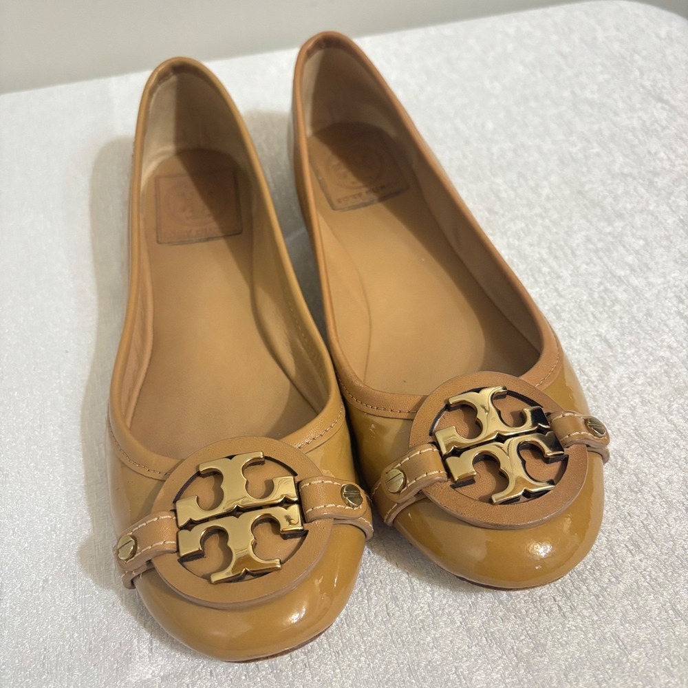 Tory Burch Ballet Flats Tan Patent Leather Logo Buckle Women's Size 6.5‎